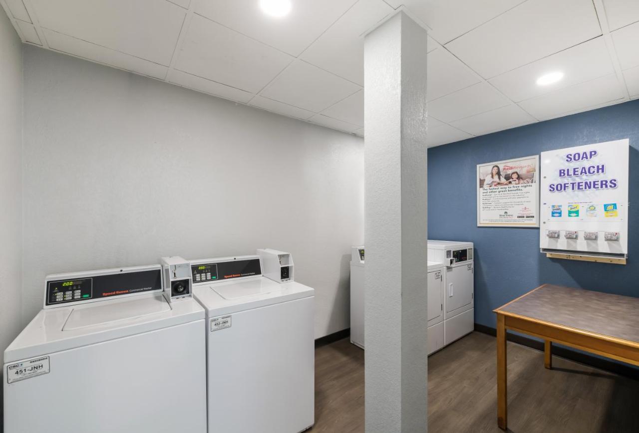 Hometowne Studios By Red Roof Newport News - Hampton West Ngoại thất bức ảnh